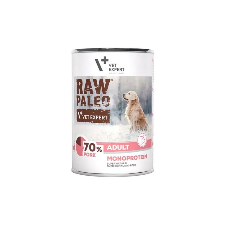 Koer sööb VetExpert Raw Paleo sealiha märgtoitu õues