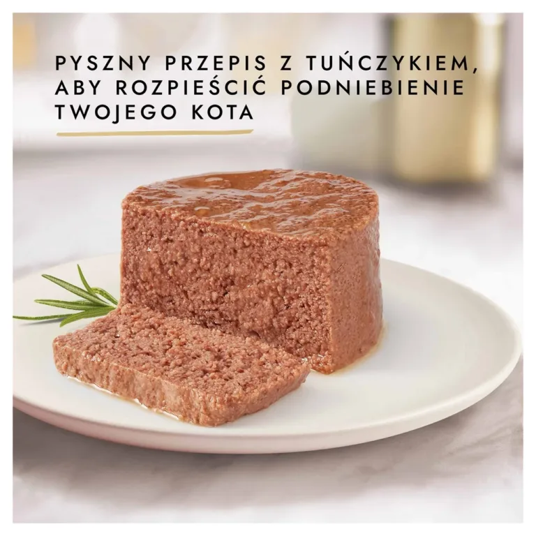 Tuunikala mousse kassitoit purgis taldrikul viilutatud