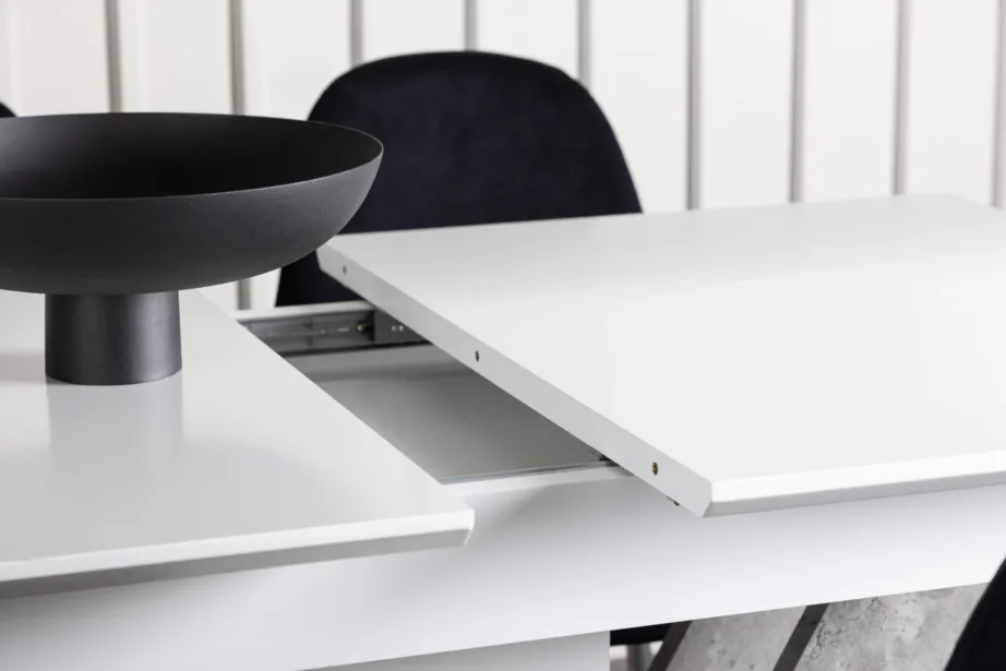 Pikendatav valge söögilaud Disa ja mustad Polar toolid, GR23593 – 8