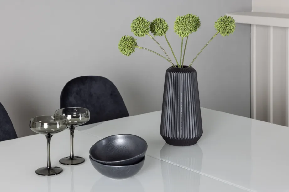 Pikendatav valge klaasiga söögilaud Pluto ja neli musta sametiga Polar tooli, GR23603 – 7