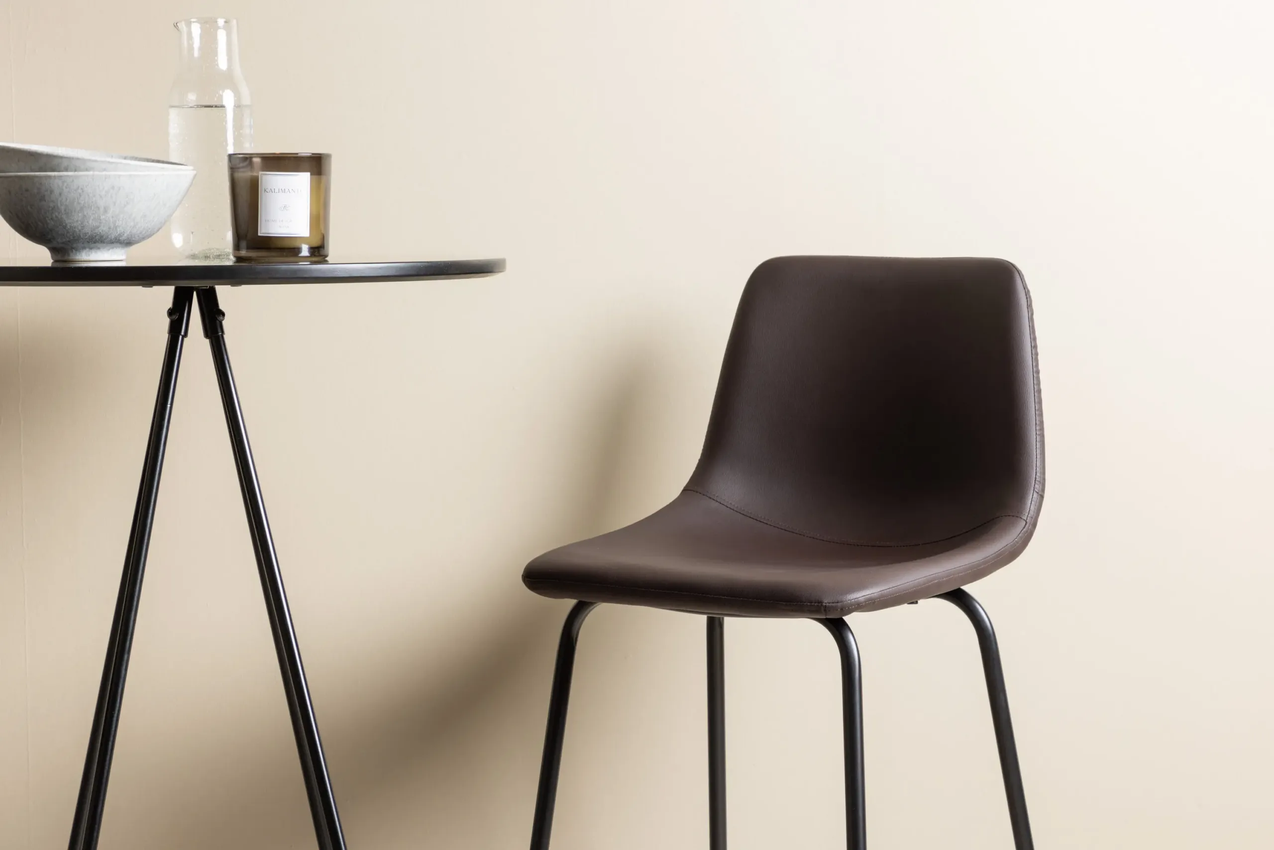 Ümmargune baarilaud Bistro musta lauaplaadiga (∅60 cm) ja pruun baaritool Alexi – komplekt - GR23688