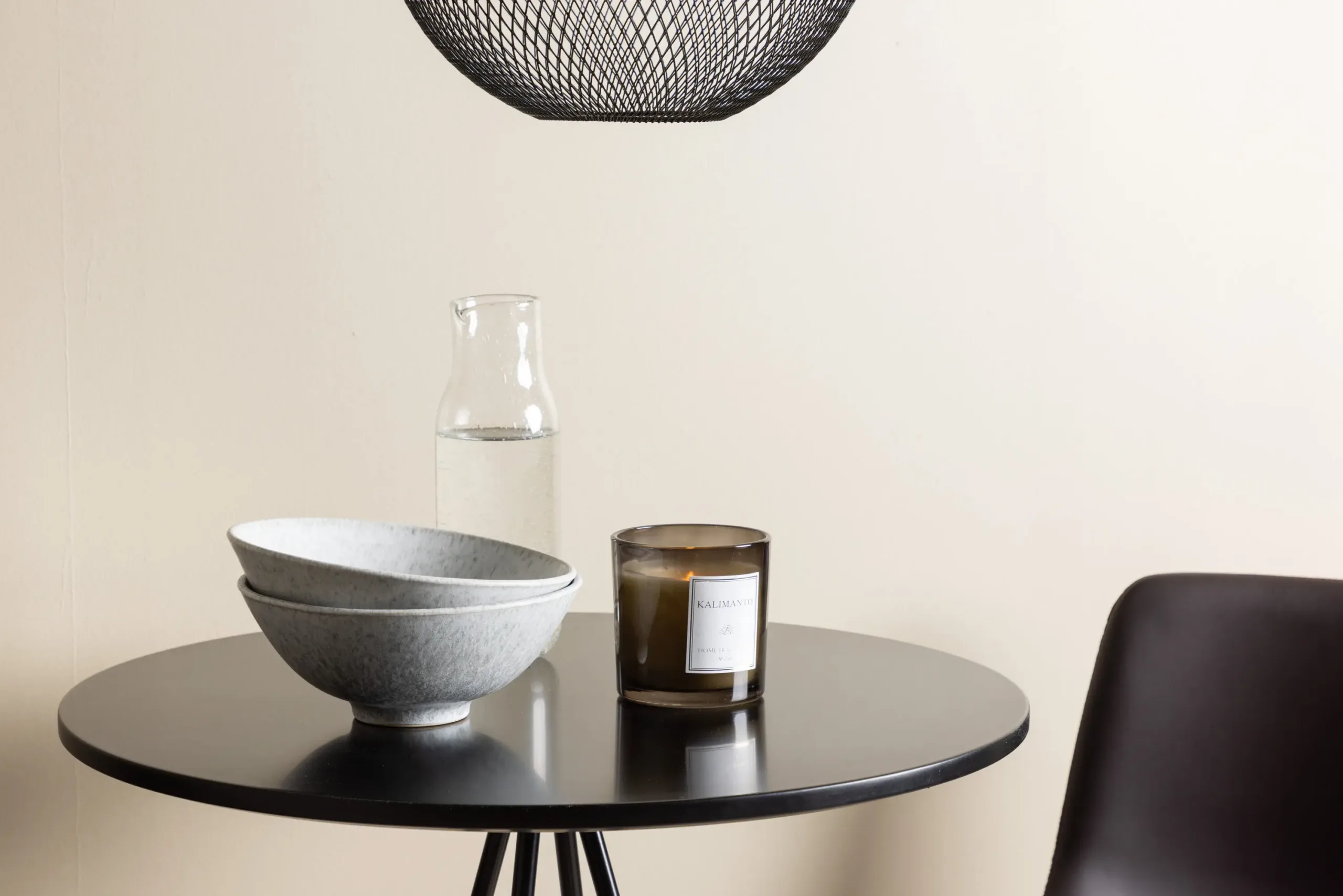Ümmargune baarilaud Bistro musta lauaplaadiga (∅60 cm) ja pruun baaritool Alexi – komplekt - GR23688