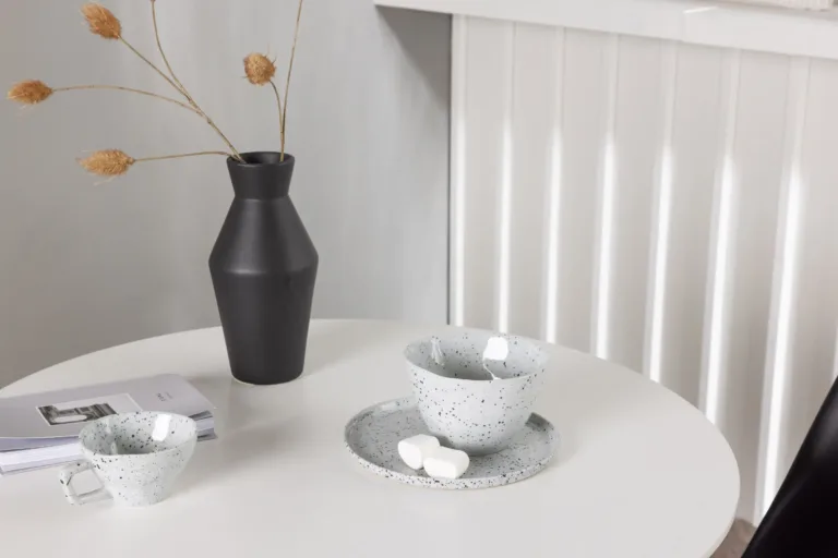 Ümmargune söögilauakomplekt Danburi valge lauaga ja mustade Zeno toolidega (ø60 cm) - GR23907
