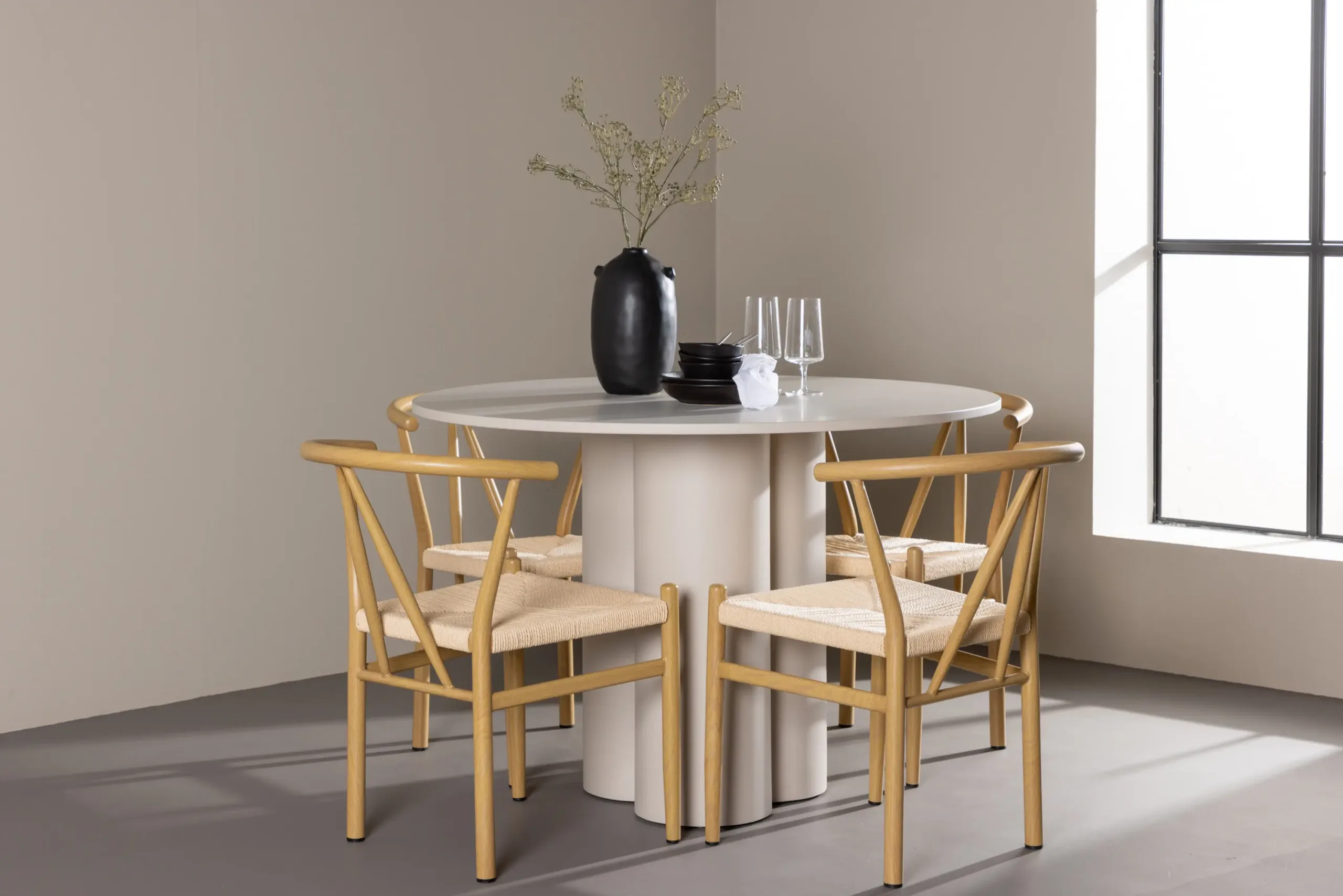 Ümmargune beež söögilaud Olivia ja rotangist istmega toolid Alfons (MDF, teras, ø110 cm) - GR24435