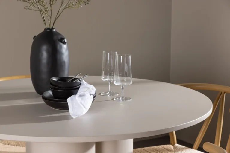 Ümmargune beež söögilaud Olivia ja rotangist istmega toolid Alfons (MDF, teras, ø110 cm) - GR24435