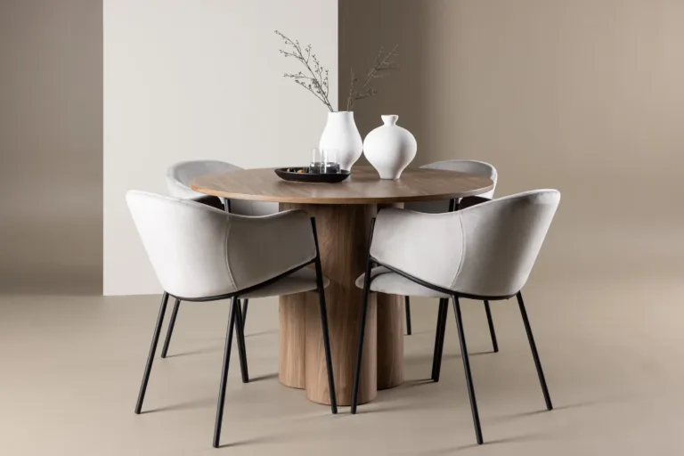 Ümmargune söögilaud Olivia (MDF, moka toon, ø110 cm) ja polsterdatud toolid Evelina (helehall samet, terasraam) - GR24469