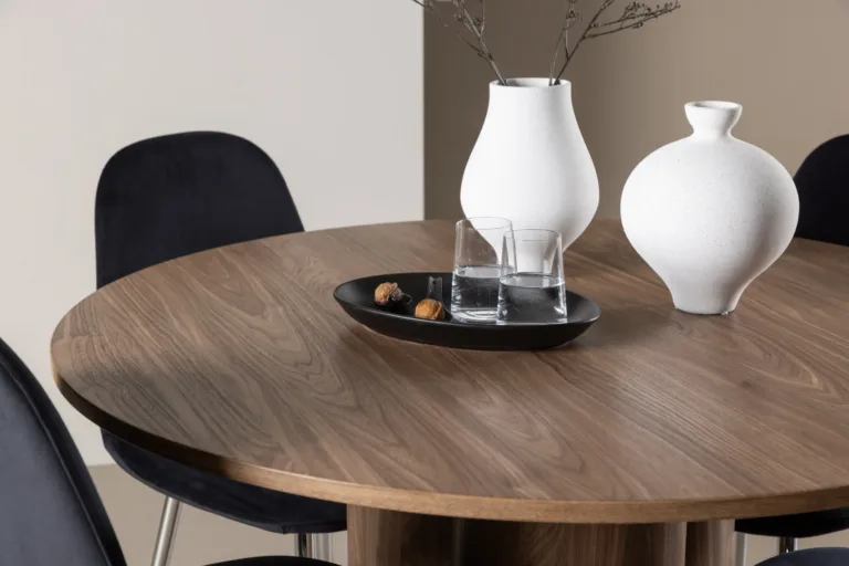 Ümmargune söögilaud Olivia pruunist MDF-ist (ø110 cm) ja mustad velvetist Polar toolid - GR24470