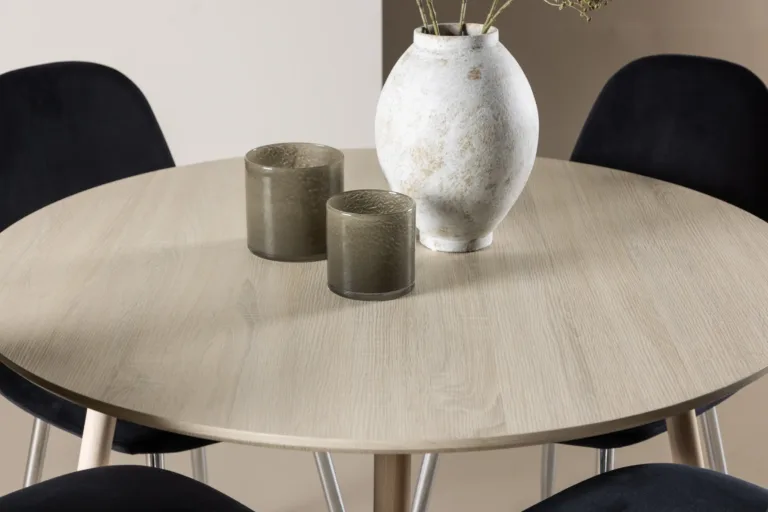 Ümmargune söögilaud Plaza valgeks peitsitud MDF-plaadist ja musta velvetkattega Polar toolidega - GR24482