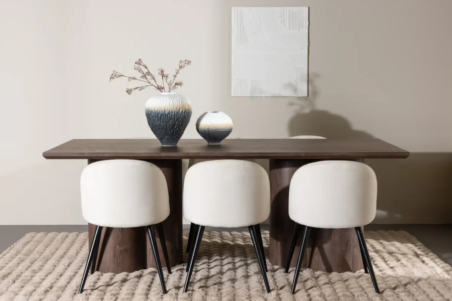 Olivia mokkatoonis söögilaud ja beežide velvetkattega toolid, must raam, GR24539 – 8