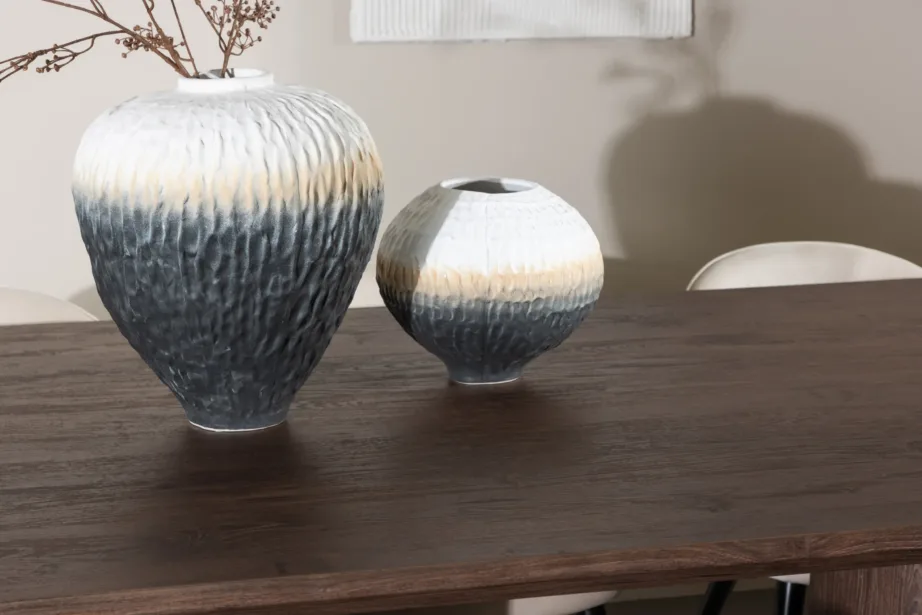 Olivia mokkatoonis söögilaud ja beežide velvetkattega toolid, must raam, GR24539 – 10