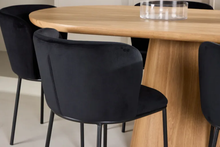 Ovaalne söögilauakomplekt Stjärnö (looduslik MDF) ja mustad sametist söögitoolid Edina - GR24713