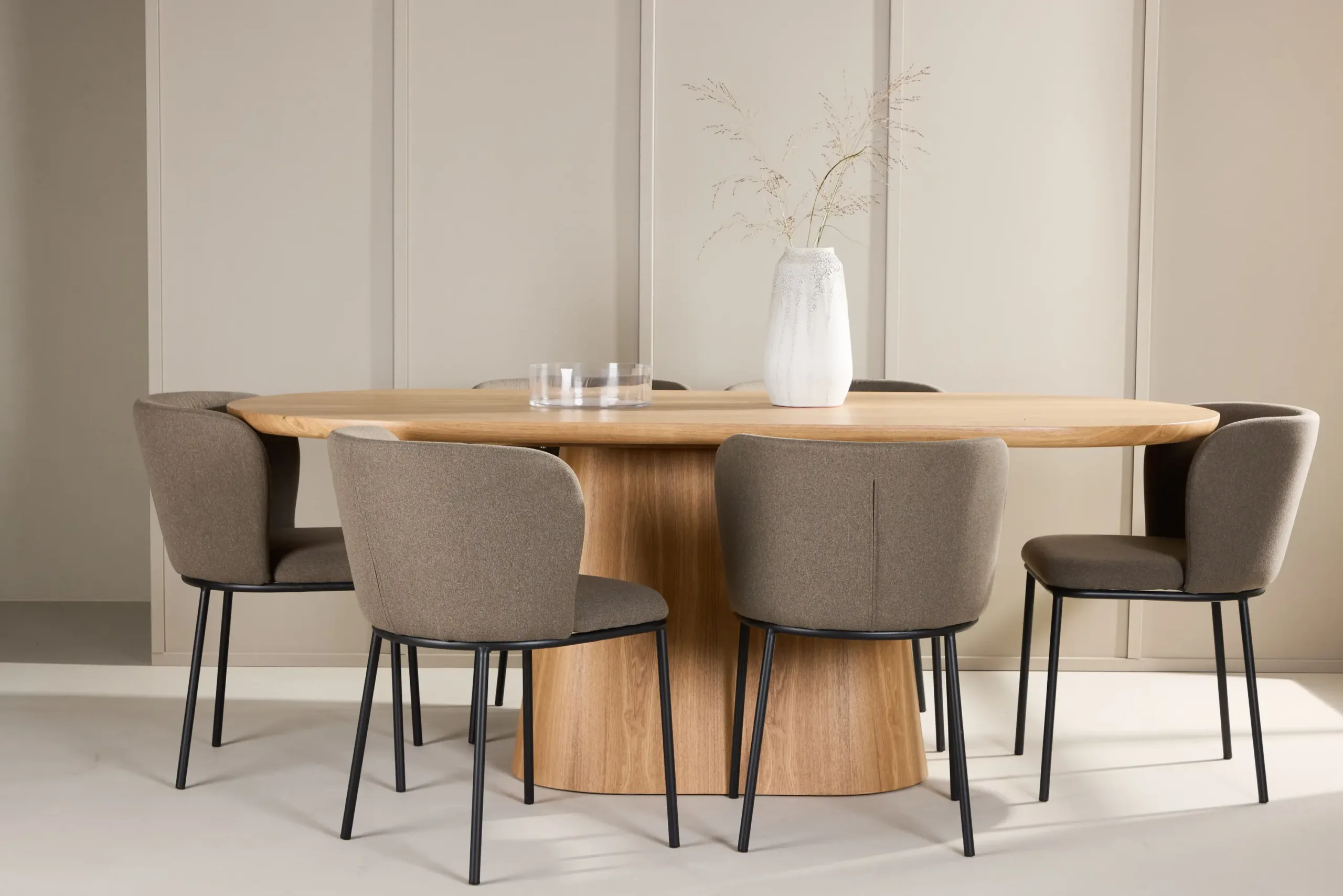 Ovaalne söögilauakomplekt Stjärnö (MDF, 200 × 90 cm) ja pruunid polsterdatud söögitoolid Edina (6 tk) - GR24714