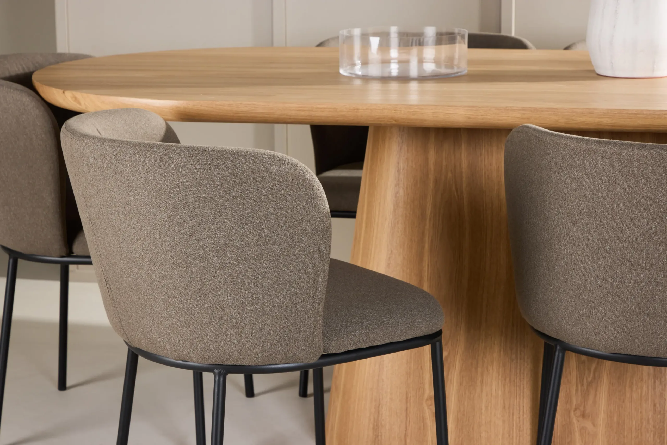 Ovaalne söögilauakomplekt Stjärnö (MDF, 200 × 90 cm) ja pruunid polsterdatud söögitoolid Edina (6 tk) - GR24714