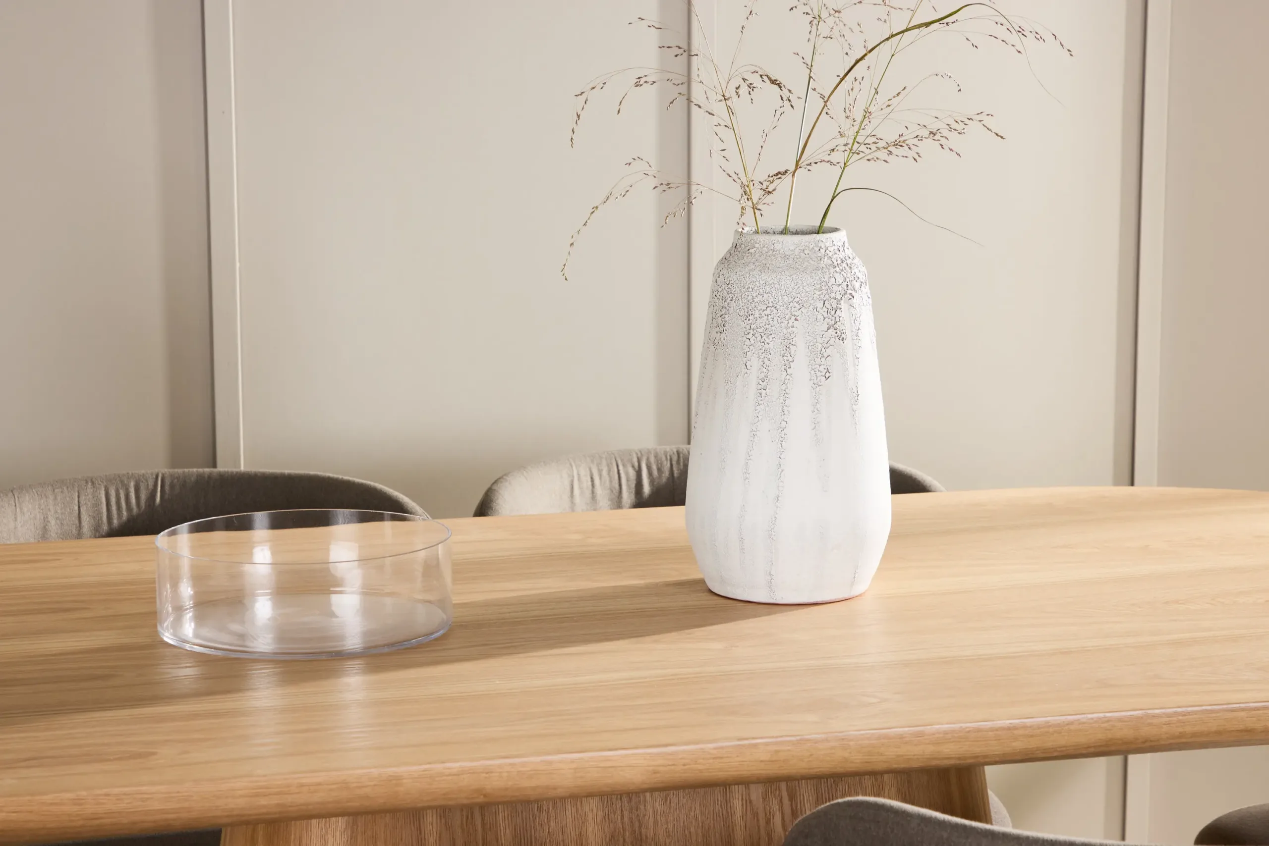 Ovaalne söögilauakomplekt Stjärnö (MDF, 200 × 90 cm) ja pruunid polsterdatud söögitoolid Edina (6 tk) - GR24714