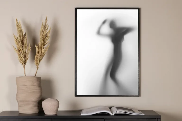 Manshade mustvalge fotoposter naise varjuga, 70 × 100 cm - 60000-004
