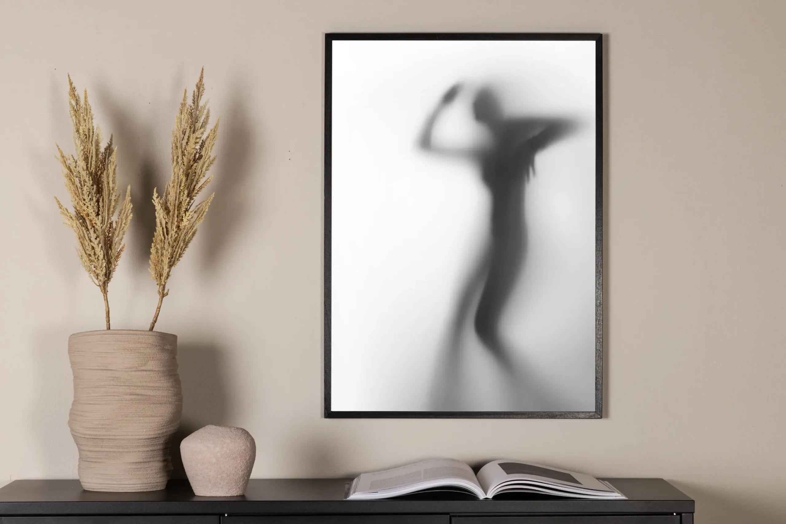 Manshade mustvalge fotoposter naise varjuga, 70 × 100 cm - 60000-004