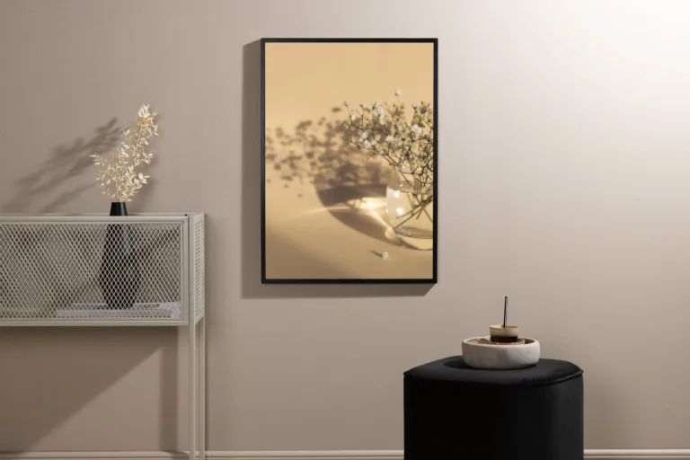 Beež lilleposter valgete lilledega klaasvaasis, 70x100 cm - 60032-004