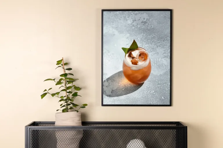 Oranži joogimotiiviga poster hallil taustal, 21x30 cm - 60042-001