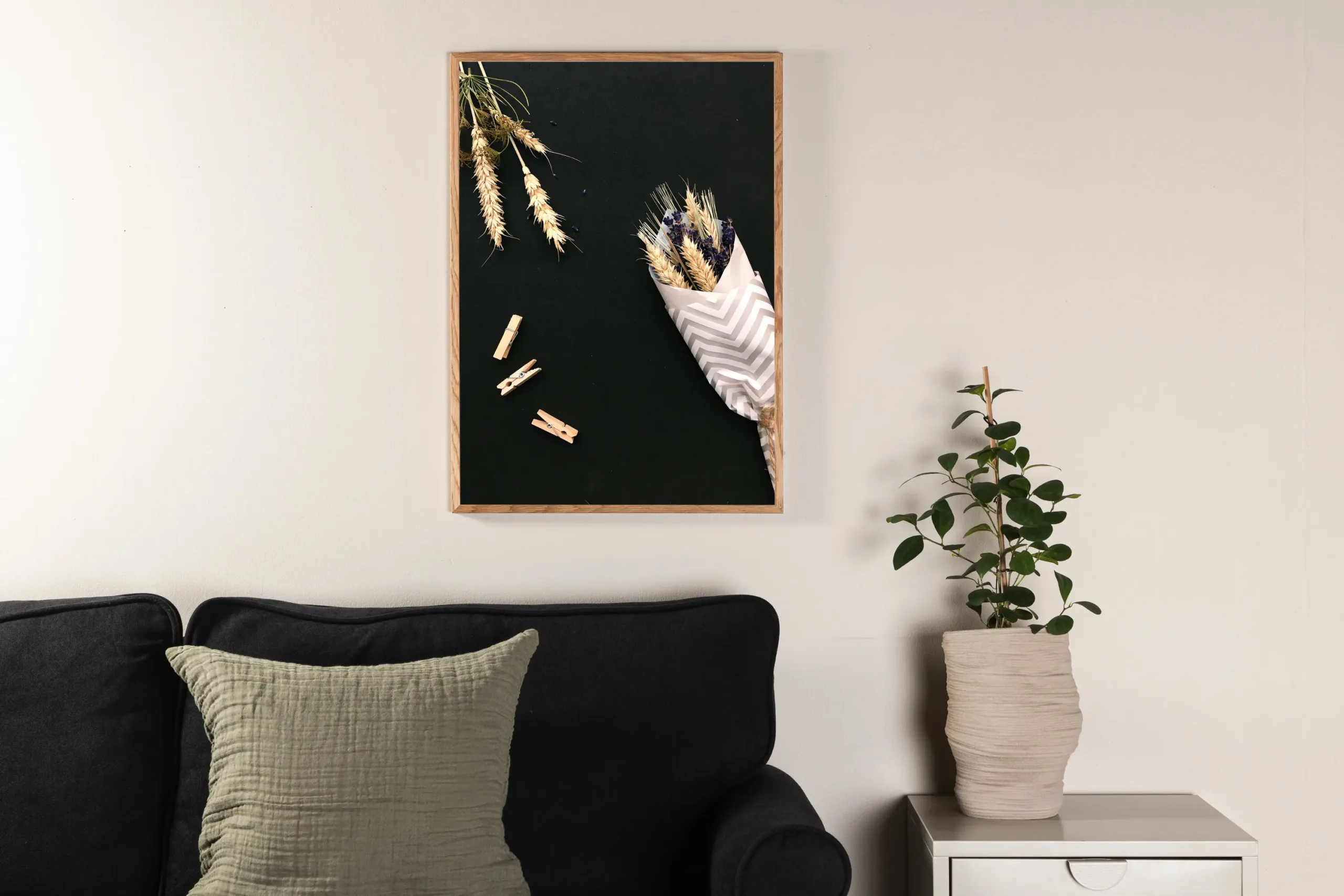 Flowers on table lilledega poster mustal taustal (70x100 cm, paber) - 60097-004