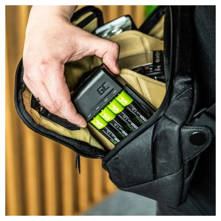 Green Cell GC VitalCharger GRADGC01 must USB AA/AAA NiMH akulaadija, 4 patareile, LED-indikaatoriga