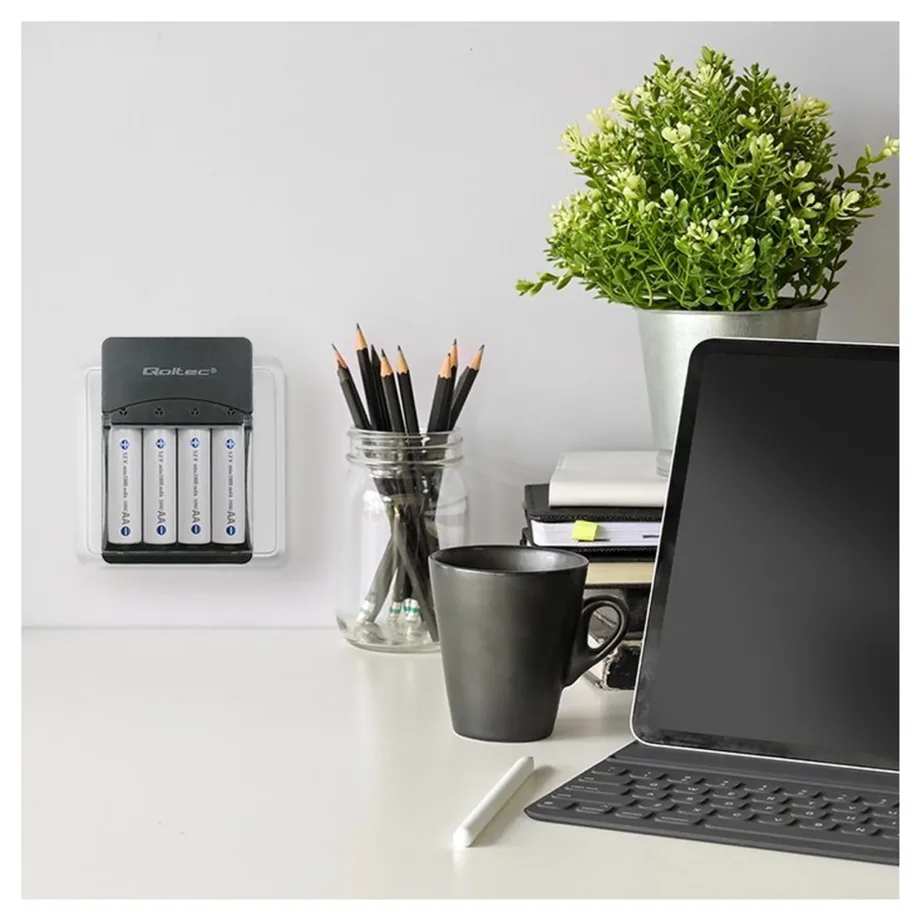 Qoltec 50653 4xAA/AAA Ni-MH akulaadija 220 V, 1,2 V väljundiga, ohutuskaitsetega – 4