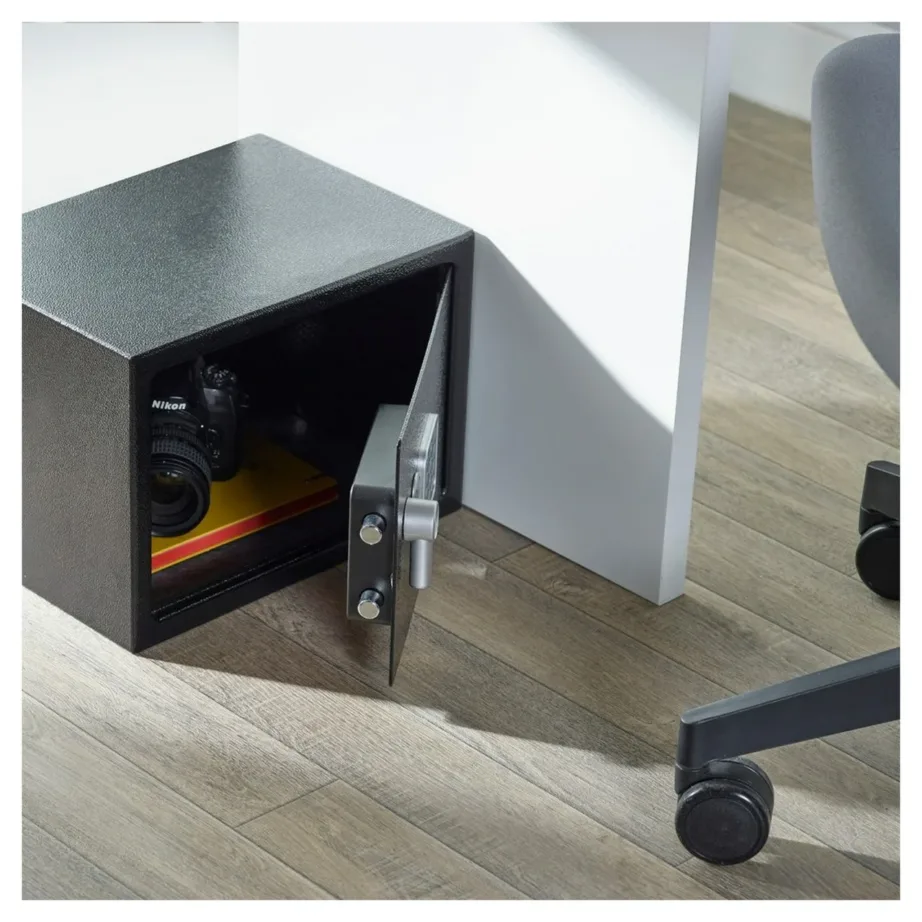 Yale YSV/250/DB2 16,3L terasest must vabaltseisev seif digitaal- ja võtmelukuga põranda/seina paigalduseks – 6