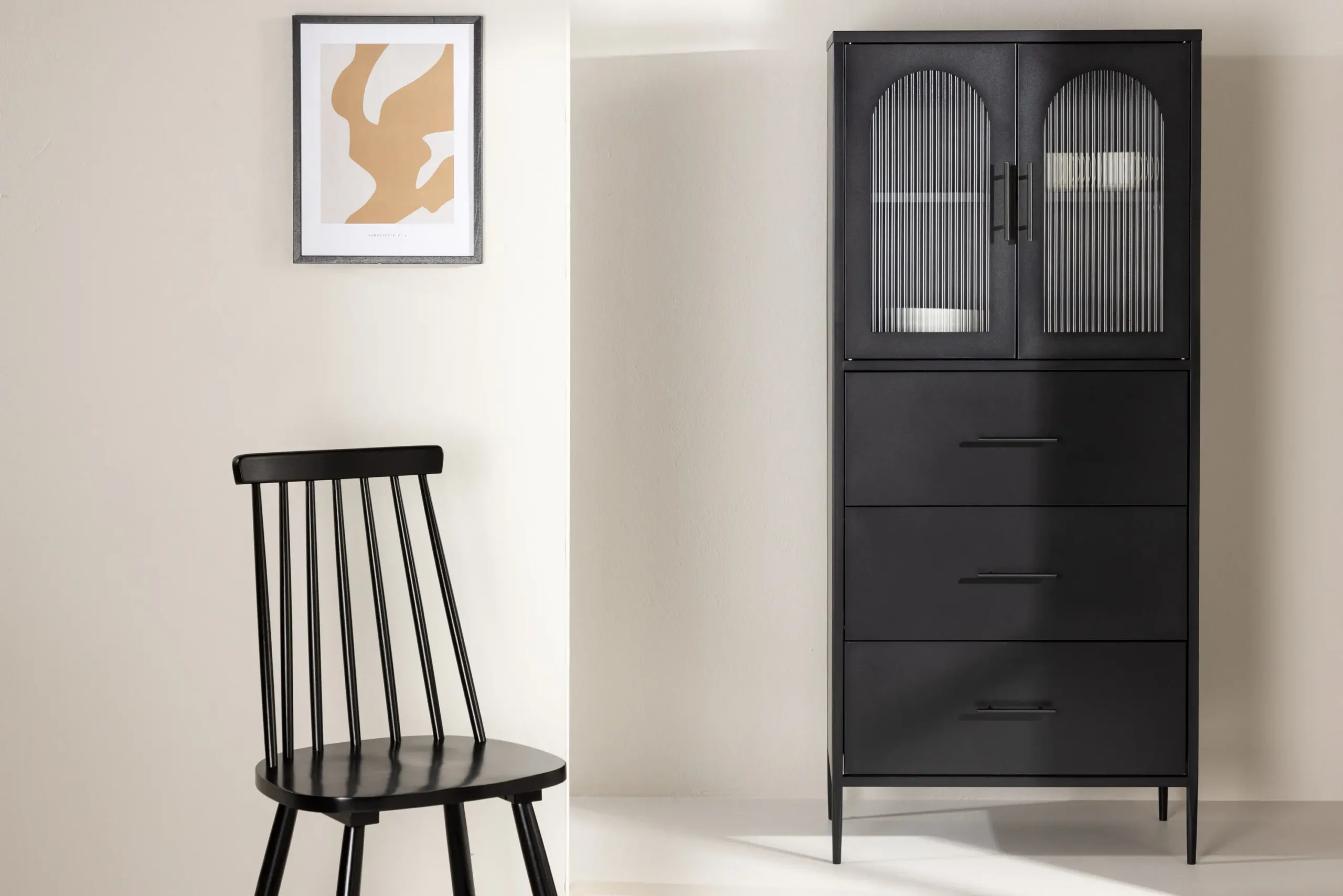 Must metallist vitriinkapp La Paz messingdetailidega (160x70 cm) - 30116-100