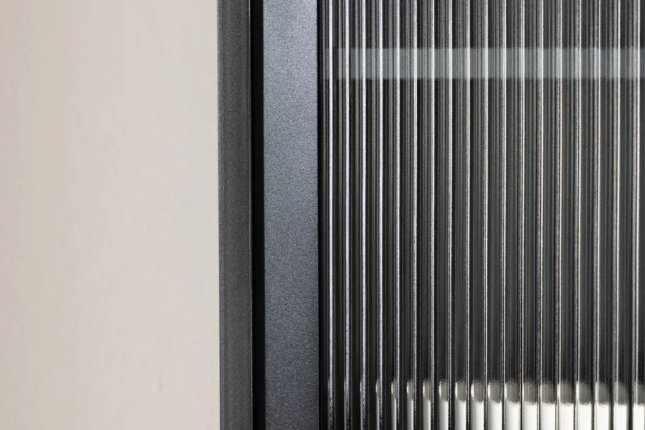 Must metallist vitriinkapp La Paz messingdetailidega (160×70 cm), 30116-100 - 10