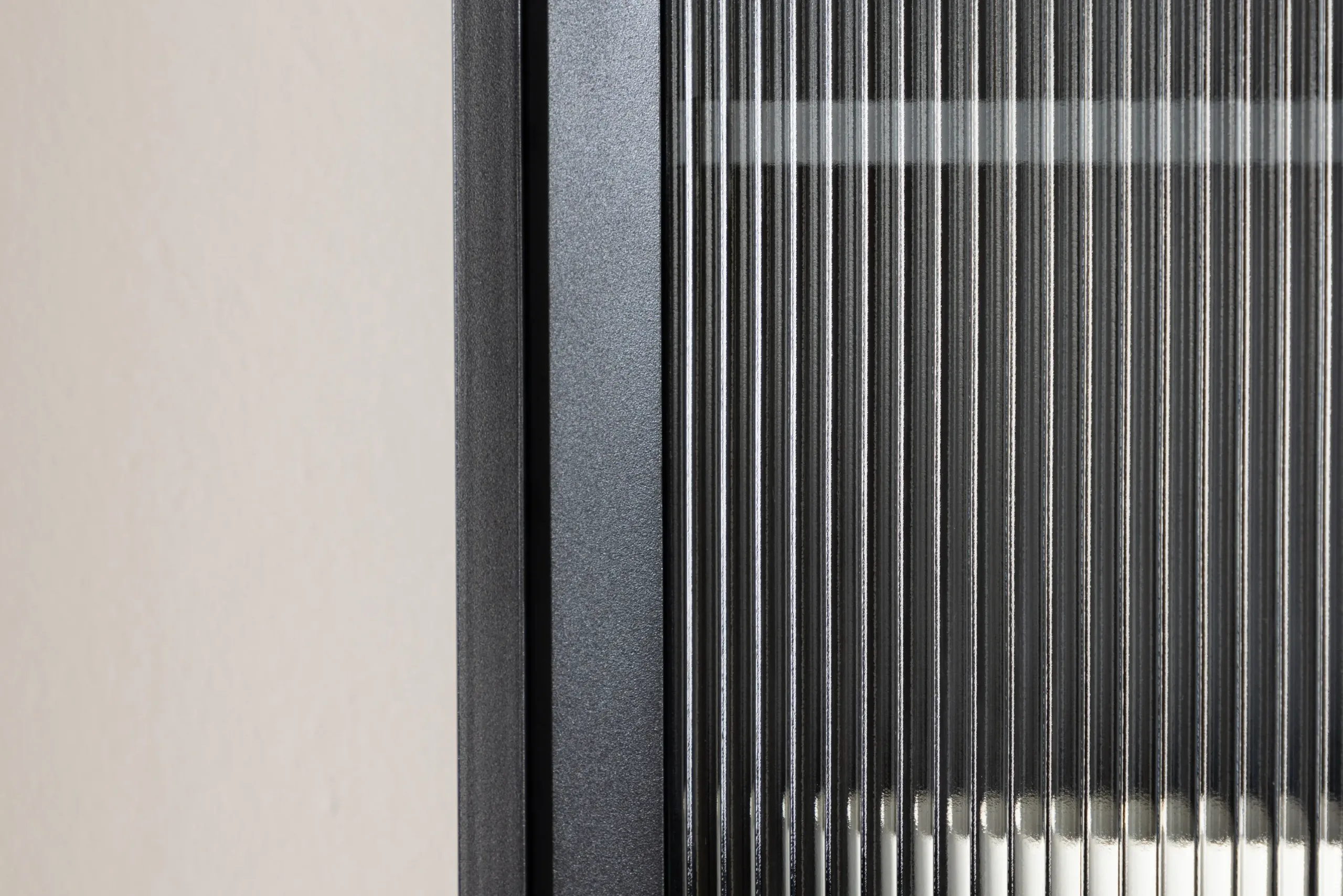 Must metallist vitriinkapp La Paz messingdetailidega (160x70 cm) - 30116-100