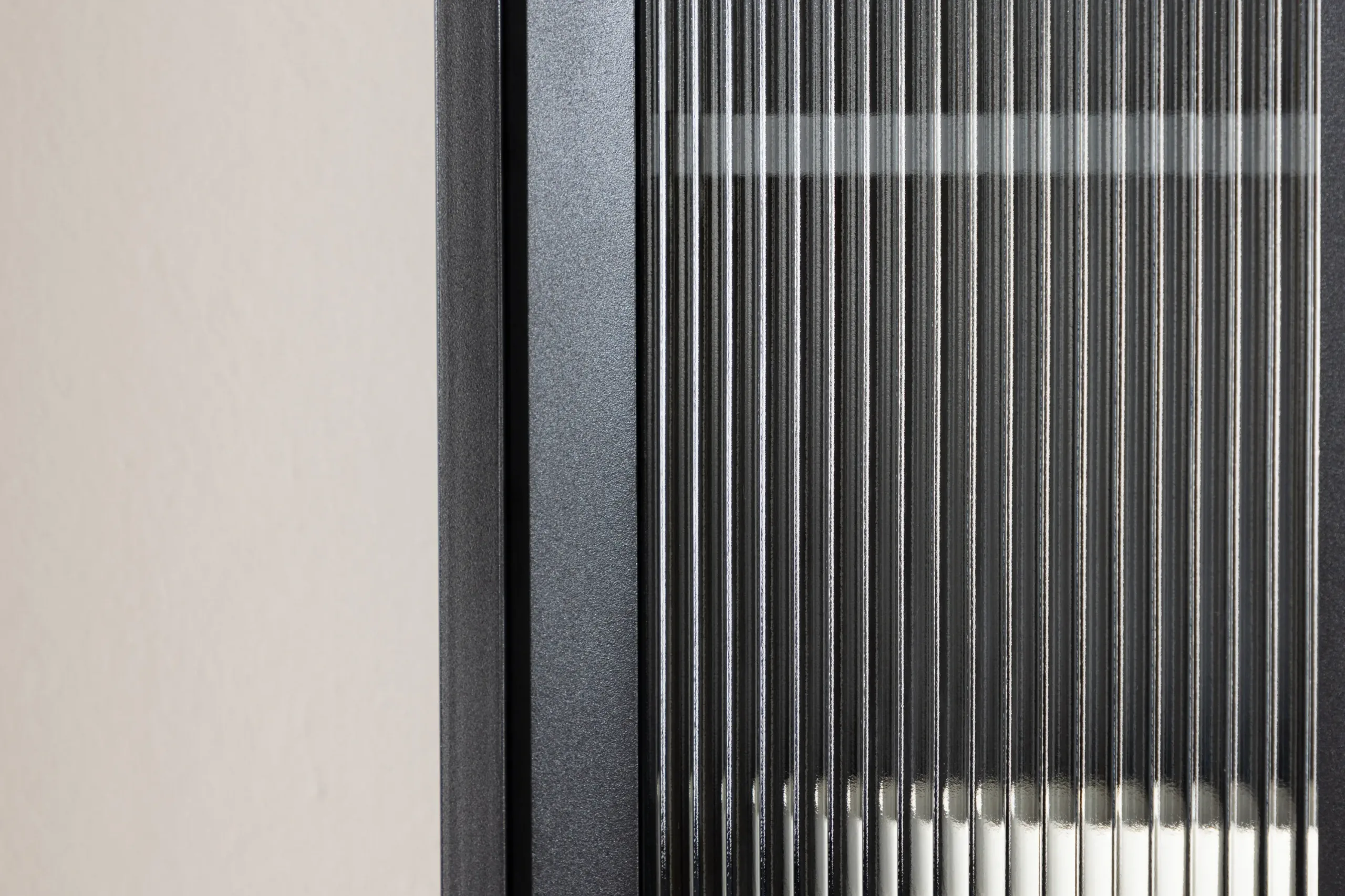 Must metallist vitriinkapp La Paz messingdetailidega (160x70 cm) - 30116-100