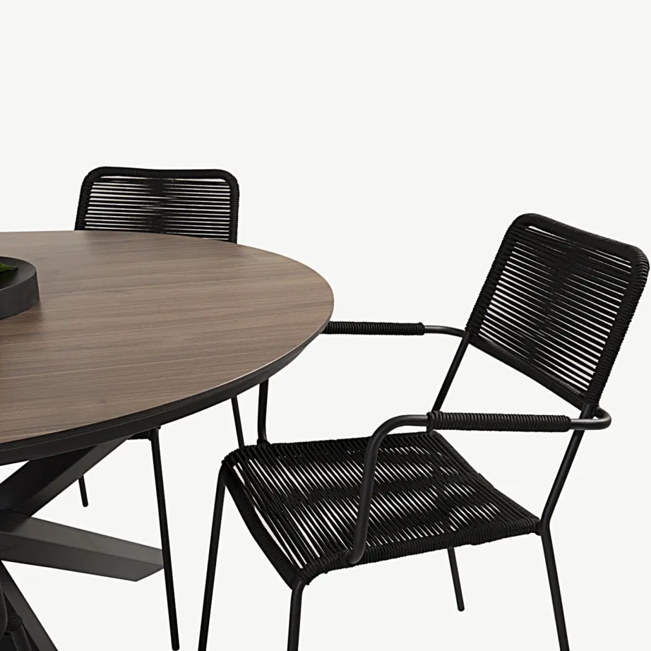 Ümmargune söögilaud Llama (HPL, ø140 cm) ja Lindos punutud toolid musta raamiga õue, GR19261 – 4
