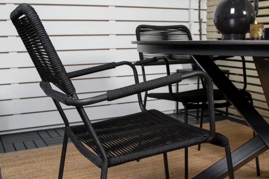 Ümmargune söögilaud Llama (HPL, ø140 cm) ja Lindos punutud toolid musta raamiga õue, GR19261 – 7