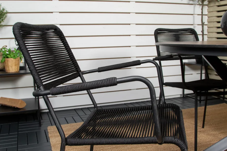 Ümmargune söögilaud Llama (HPL, ø140 cm) ja Lindos punutud toolid musta raamiga õue, GR19261 – 9