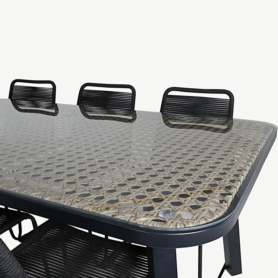 Paola ristkülikukujuline õuesöögikomplekt mustast terasest, klaasist lauaplaadiga ja Lindos virnastatavate toolidega musta köiega, GR21575 – 4