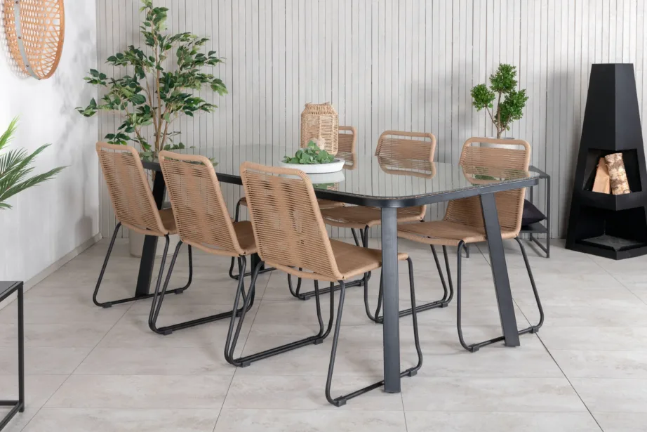 Paola ristkülikukujuline aiamööblikomplekt: musta terasest ja klaasist söögilaud ning pruuni punutisega virnastatavad Lindos toolid, GR21576 – 5