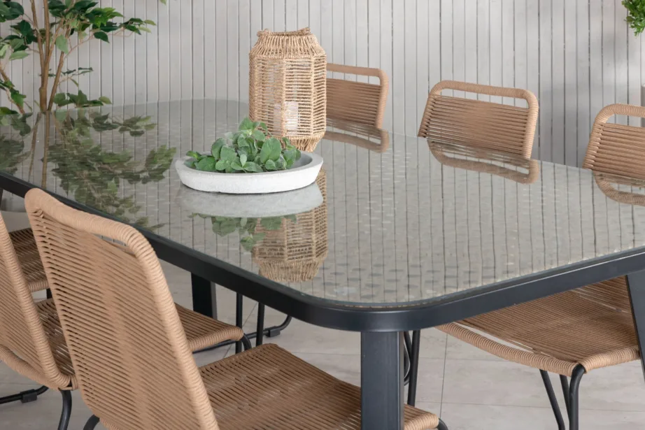 Paola ristkülikukujuline aiamööblikomplekt: musta terasest ja klaasist söögilaud ning pruuni punutisega virnastatavad Lindos toolid, GR21576 – 6