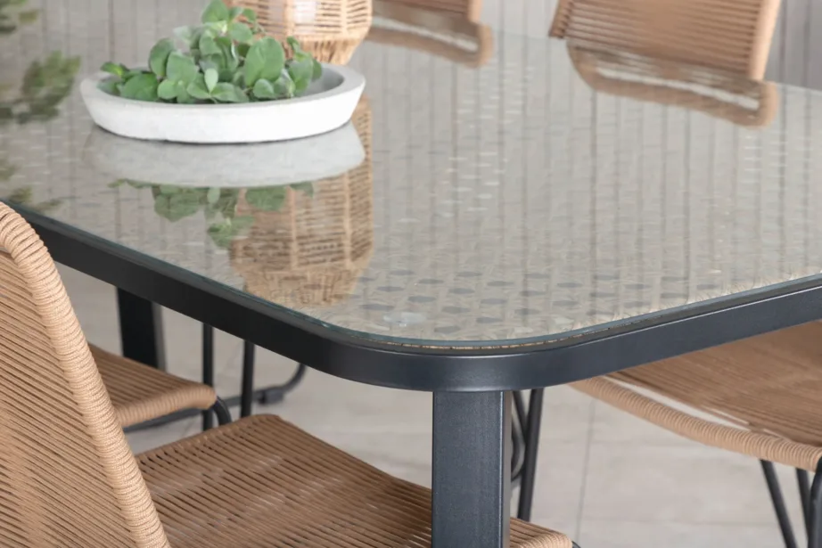 Paola ristkülikukujuline aiamööblikomplekt: musta terasest ja klaasist söögilaud ning pruuni punutisega virnastatavad Lindos toolid, GR21576 – 7
