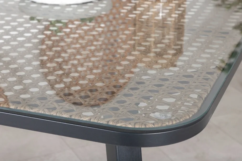 Paola ristkülikukujuline aiamööblikomplekt: musta terasest ja klaasist söögilaud ning pruuni punutisega virnastatavad Lindos toolid, GR21576 – 9