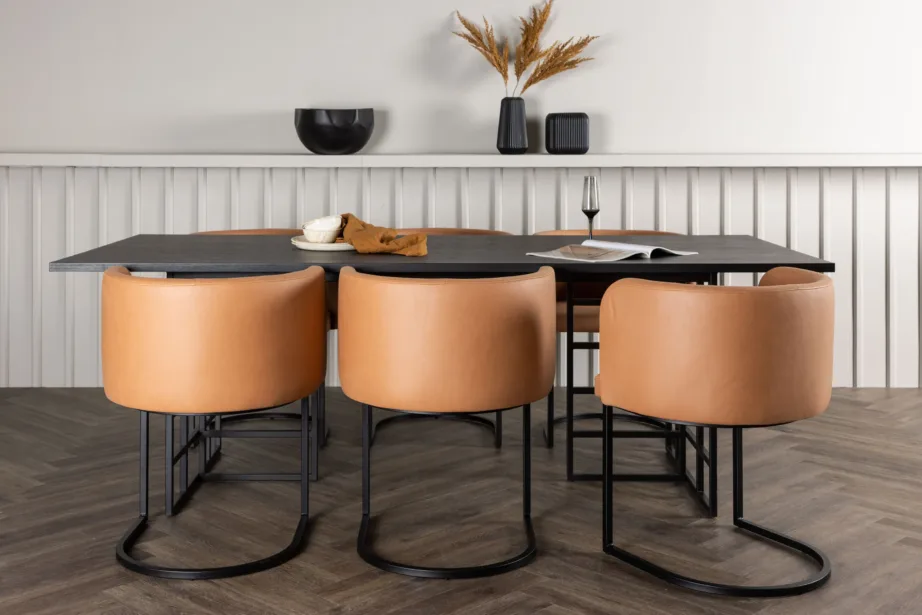 Söögitoakomplekt Ystad musta MDF- ja tammepuiduspooniga lauaga ning kuue pruunide kangaga polsterdatud Simrishamn tooliga, GR23751 – 5