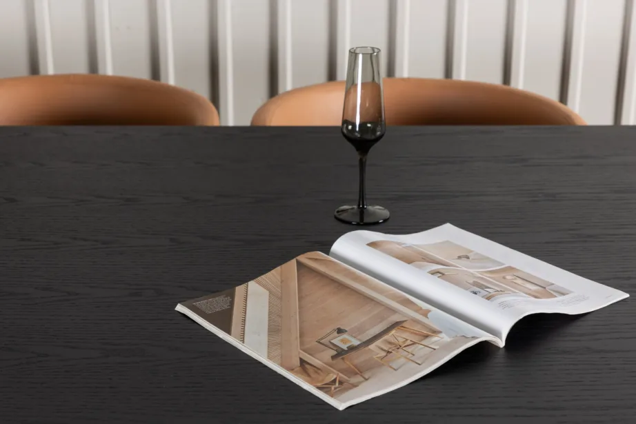 Söögitoakomplekt Ystad musta MDF- ja tammepuiduspooniga lauaga ning kuue pruunide kangaga polsterdatud Simrishamn tooliga, GR23751 – 7