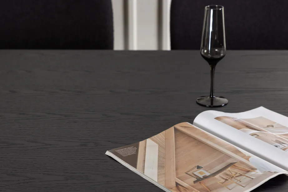 Söögilaud Ystad (must tammevineer, 220×100 cm) koos mustade buklee kangaga toolidega Yesterday, GR23755 – 7