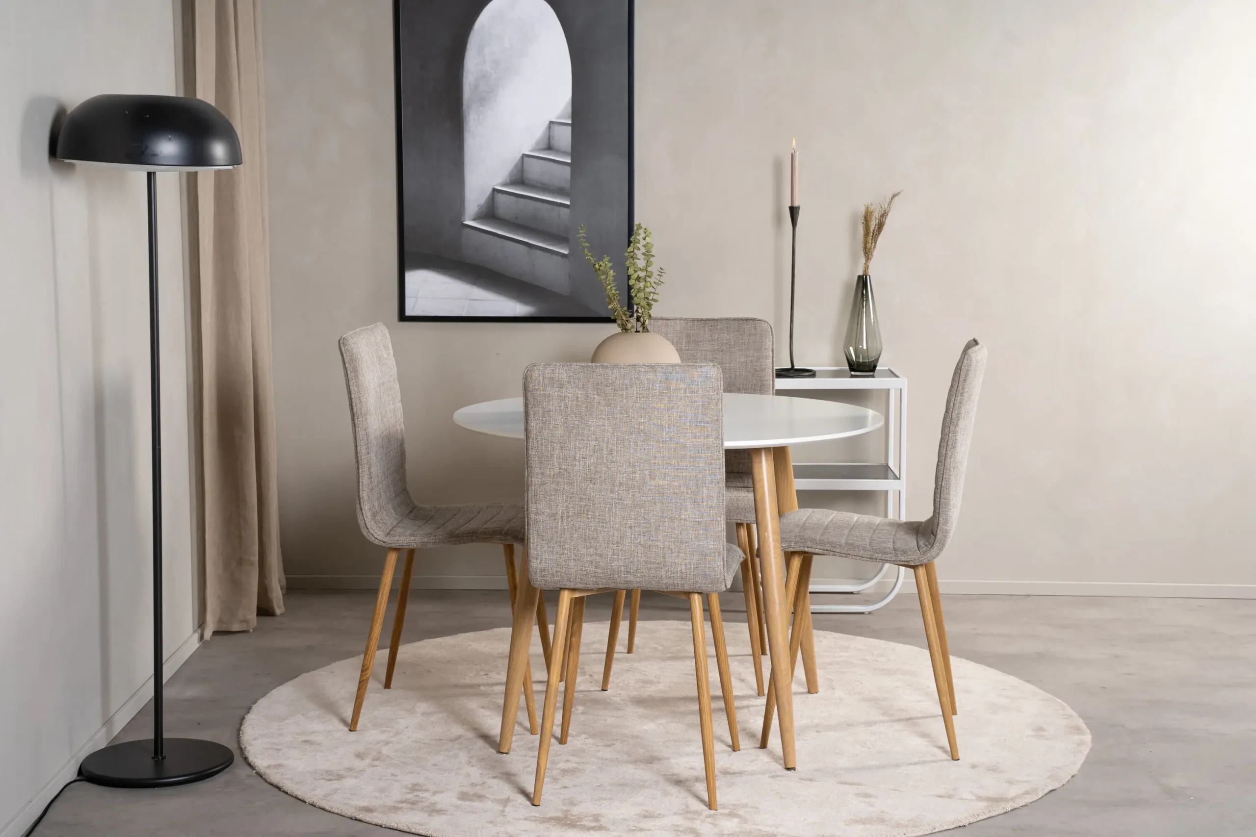 Ümmargune söögilauakomplekt Plaza (valge, ø100 cm) ja Windu toolid (helehall, puiduimitatsioon) - GR24078