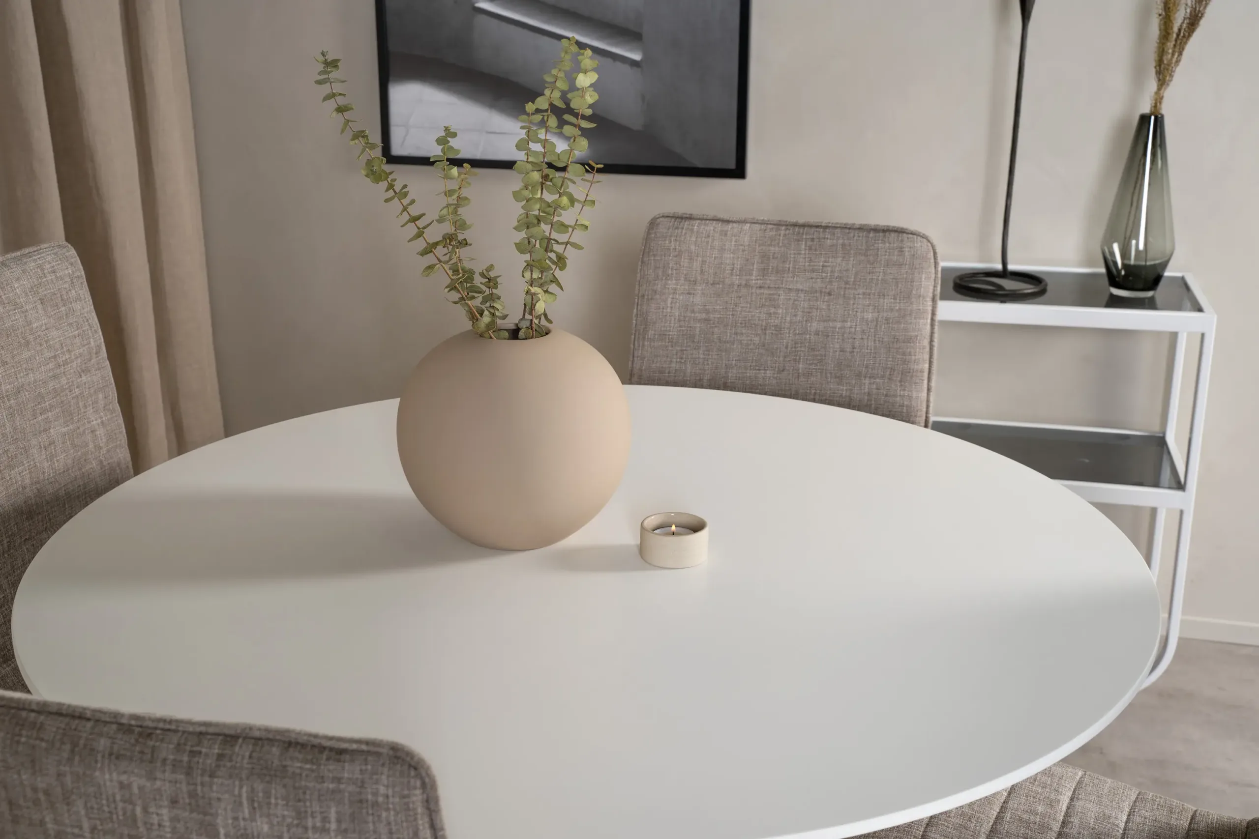 Ümmargune söögilauakomplekt Plaza (valge, ø100 cm) ja Windu toolid (helehall, puiduimitatsioon) - GR24078