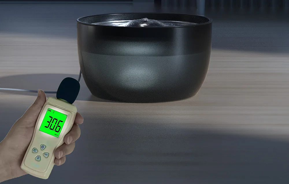 Kaks toiteviisi: USB‑C või 4× D‑patarei; patareitoitel kuni ~180 päeva