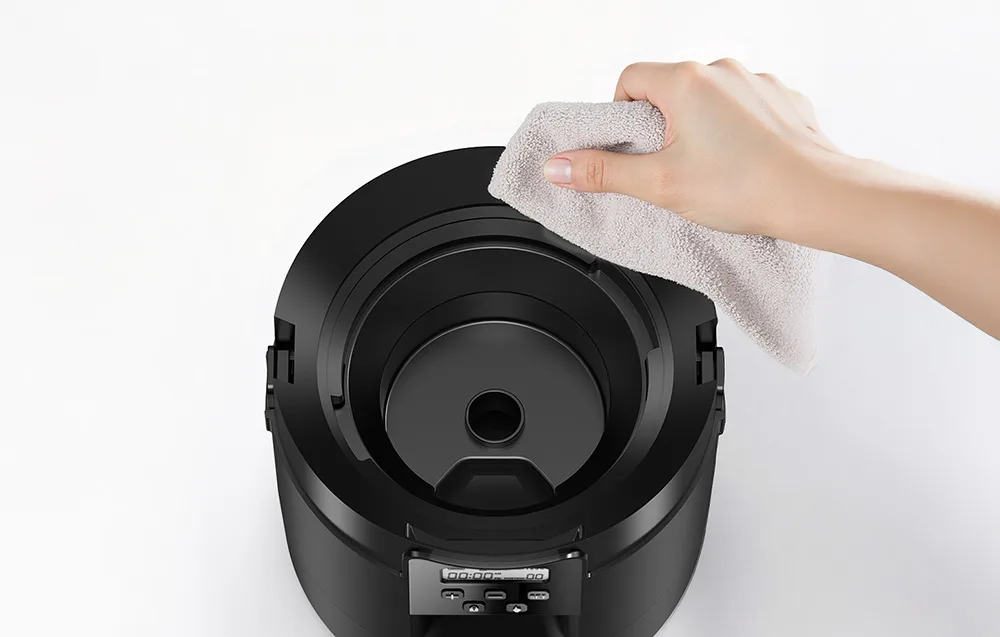 Seadme puhastamine lapiga; kauss ja mahuti on pestavad