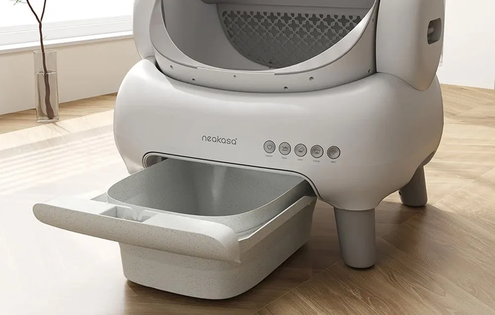 Väljatõmmatav jäätmesahtel isepuhastuvas kassi liivakastis.