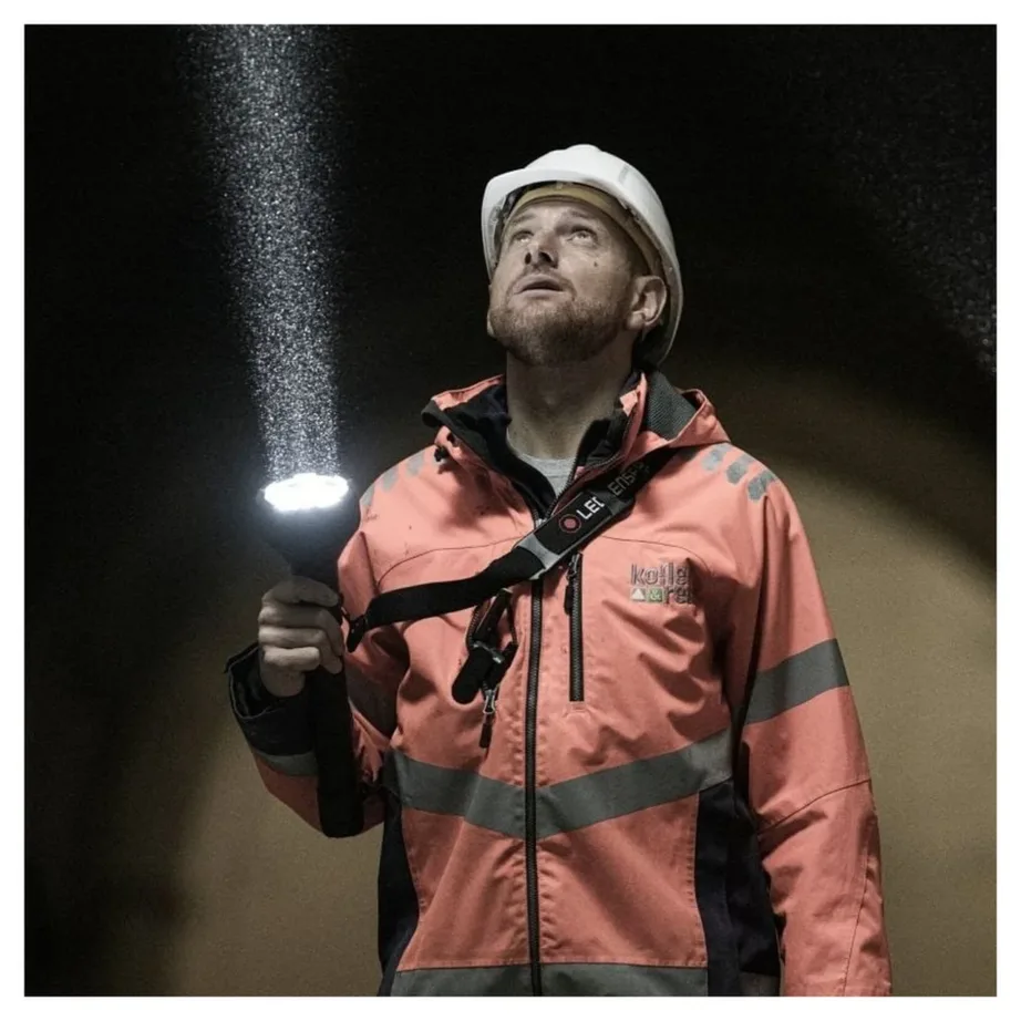 Ledlenser P21R 12000 lm alumiiniumist must LED-taskulamp, 370 mm, laetav, IP68, 3×32700 aku – 8