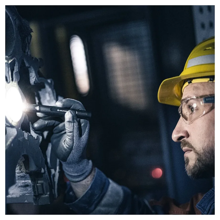 Ledlenser P2R 98 mm must LED pliiats-taskulamp 200 lm, laetav USB-C, IP54 – 9