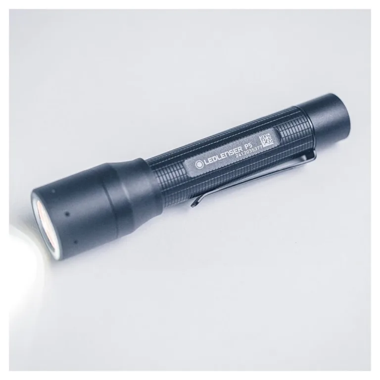 Ledlenser P5 200 lm must alumiiniumist LED-taskulamp klambriga, IP54, 1xAA, 119 mm