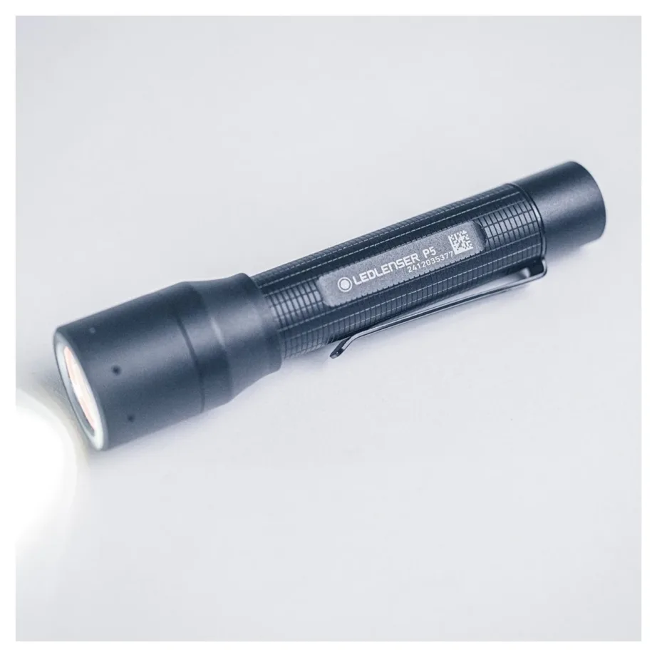 Ledlenser P5 200 lm must alumiiniumist LED-taskulamp klambriga, IP54, 1xAA, 119 mm – 4